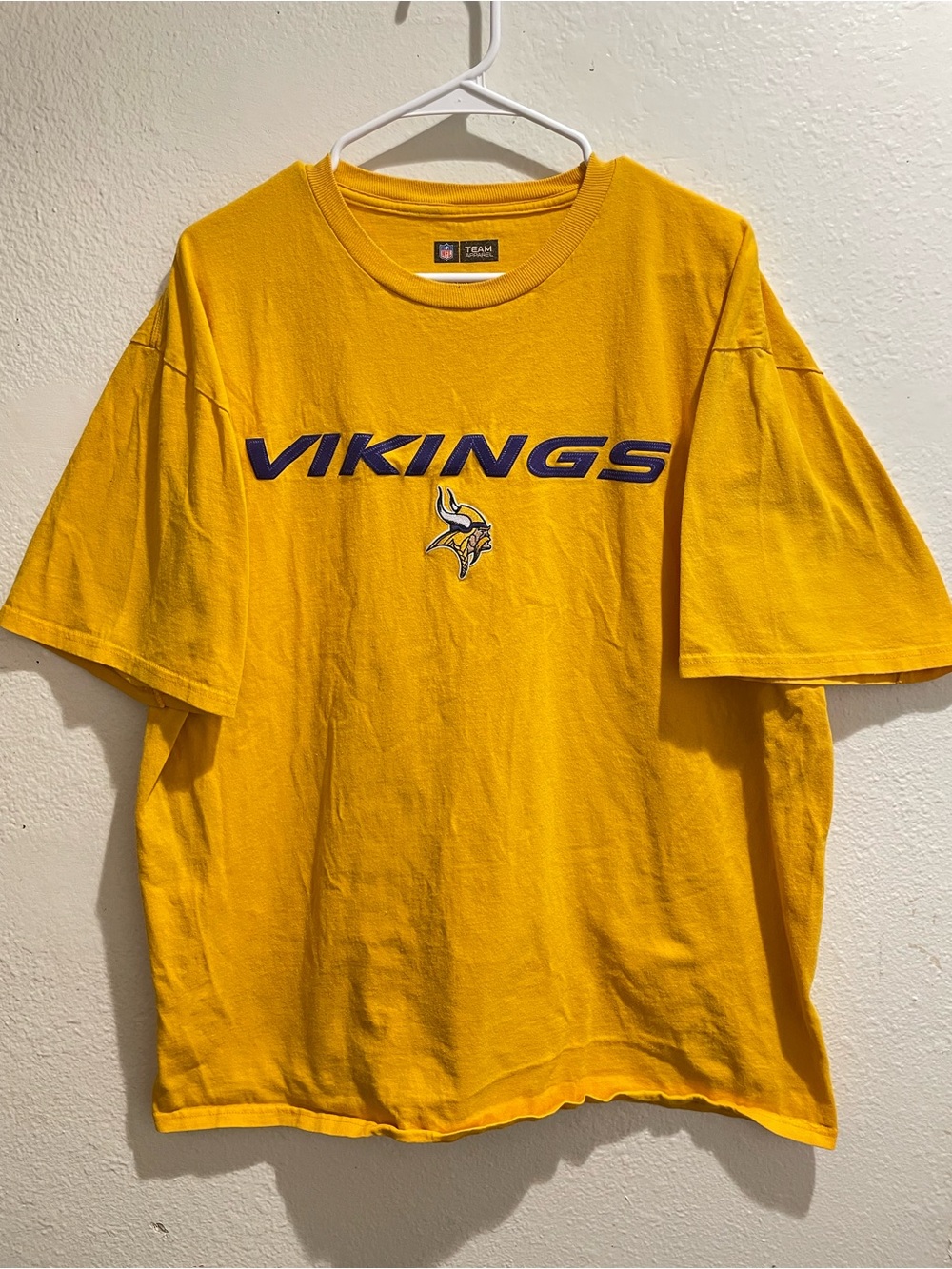 Minnesota Vikings NFL Gold Short-Sleeve Embroidered Graphic Tee Shirt 2XL 💜🏈